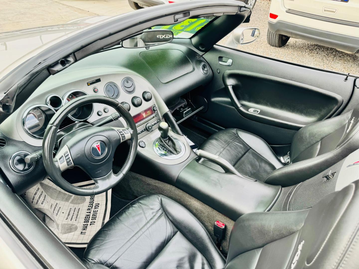 2008 Silver /black pontiac Solstice GXP Convertible with an 2.oI4 twin turbo engine, automatic transmission, located at 2190 Hwy 95, Bullhead City, AZ, 86442, (928) 704-0060, 0.000000, 0.000000 - Photo#3